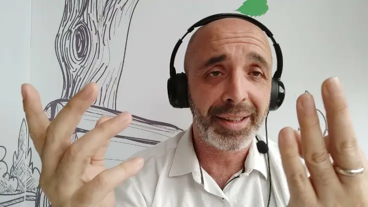 Ángel Olleros explica cómo instalar sistemas de alarma.