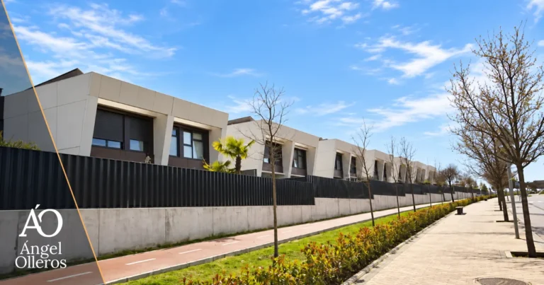 Calle residencial con viviendas tras vallados opacos, carril bici y acera peatonal sin actividad, ejemplo de diseño urbano que limita la vigilancia natural.