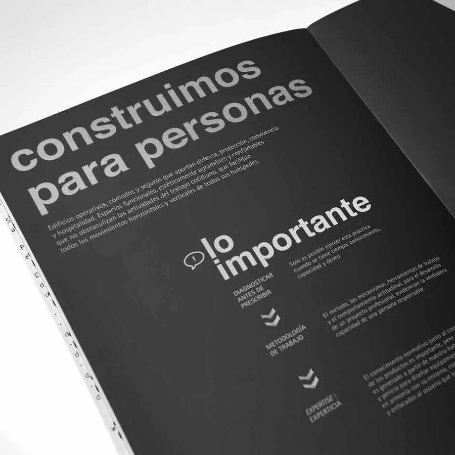 Libro mostrando el texto 'Construimos para personas'